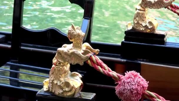 Goldene Dekorative Details Einer Gondel Die Auf Einem Kanal Venedig — Stockvideo