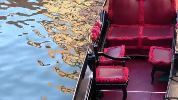 Gondola Parcheggiata Canale Venezia Italia Sedili Rossi Con Ornamenti Dorati — Video Stock