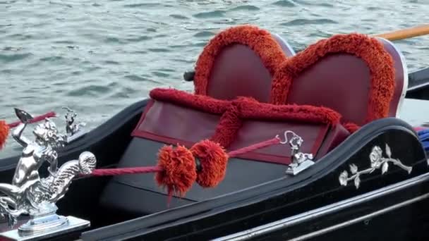 Silver Dekorativa Detaljer Gondol Som Parkerad Kanal Venedig Italien Venetianska — Stockvideo