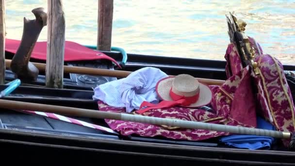 Gondola Med Hatt Skjorta Och Accessoarer Till Gondolier Venedig Italien — Stockvideo