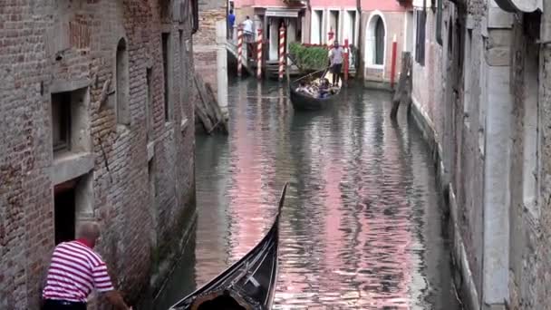 イタリア ヴェネツィア 2018年7月27日 イタリアのヴェネツィアの狭い運河でゴンドラに乗ってゴンドラ この交通手段で街を訪れる観光客 — ストック動画