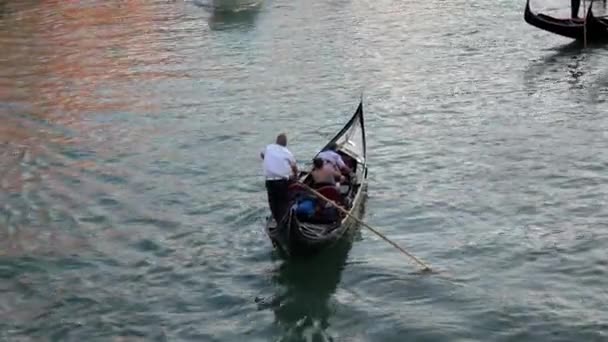 イタリア ヴェネツィア 2018年7月27日 イタリアのヴェネツィアの大運河の観光客とゴンドラ ゴンドリアーズローイング 近くには水上タクシーやその他のボートがあります — ストック動画