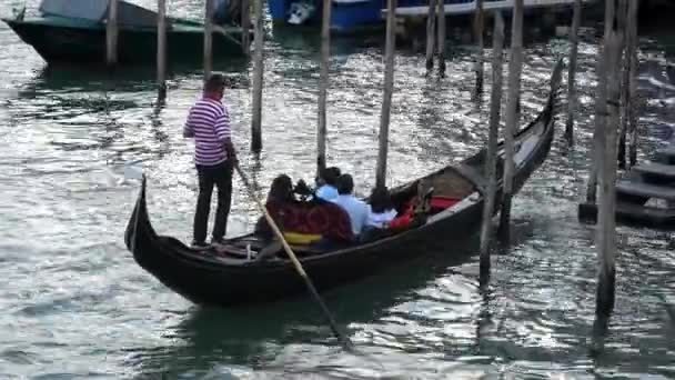 イタリア ヴェネツィア 2018年7月27日 観光客とゴンドラは イタリアのヴェネツィアのグランド運河のドックに到着しています ゴンドリエ ローイング — ストック動画