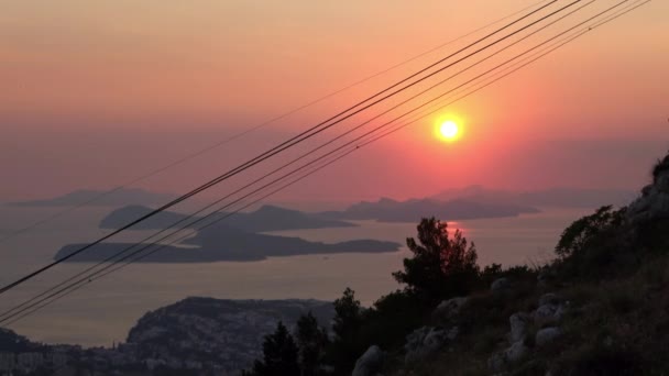 Dubrovnik Teleférico Está Subindo Enquanto Sol Está Escondendo Cores Laranja — Vídeo de Stock