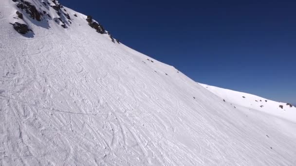 Luftaufnahme Eines Schneebedeckten Felsigen Berges Schöner Und Sonniger Tag Mit — Stockvideo