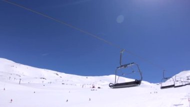 4 bin. Sandalyeler karlı bir dağdan kayak merkezine iniyor. Kar yamacında kayak yapan ve snowboard yapan insanlar var. Sierra Nevada, İspanya-Adrian.