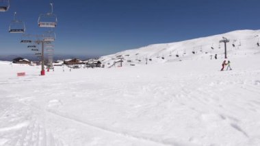 4 bin. İspanya, Sierra Nevada 'da kayak merkezi. Asansör durdu. Çevrede kayak ve snowboard yapan insanlar var Adrian..