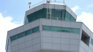 Dubrovnik, Hırvatistan-26 Temmuz 2018: 4K. Hırvatistan 'ın Dubrovnik Havaalanı' ndaki havaalanı kontrol kulesi. Hava trafik kontrolü. Gün ışığı, güzel bulutlu mavi gökyüzü