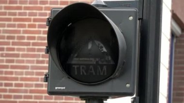 4 bin. Tramvayın gelişi hakkında uyarmak için trafik ışıkları yanıp sönüyor. Amsterdam, Hollanda 'da bir caddede tramvay tabelası