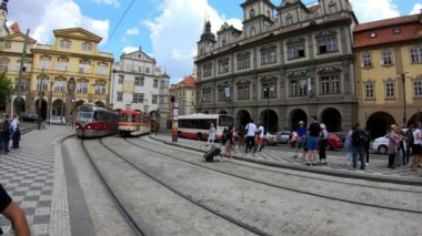 Prag, Çek Cumhuriyeti-13 Temmuz 2018: 4K. Durağa bir tramvay gelir ve Prag 'ın Eski Kasabası' nda kapılarını açar. Turistler tramvaydan iniyor. Çevredeki tarihi binalar