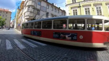 Prag, Çek Cumhuriyeti-13 Temmuz 2018: 4K. Çek Prag 'ın Eski Kenti' ndeki bir sokaktan tramvay geçiyor. Yaya geçidini geçmek için bekleyen insanlar var.