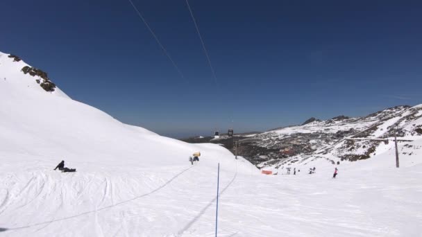 Sierra Nevada Spain April 2018 西班牙内华达山脉的滑雪胜地 缆车在移动 而周围的人在滑雪和滑雪板 — 图库视频影像