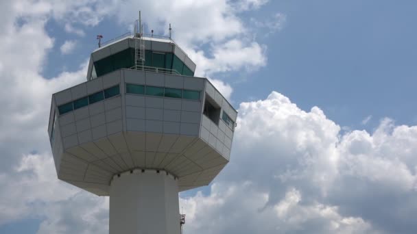 2018年7月26日 クロアチアのドゥブロヴニク空港の空港管理塔 航空交通管制 美しい雲と昼光 青い空 — ストック動画