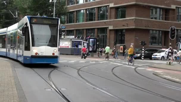 Amsterdam Hollanda Temmuz 2018 Amsterdam Hollanda Nın Ana Caddesinden Tramvay — Stok video