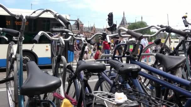 Amsterdam Paesi Bassi Luglio 2018 Biciclette Parcheggiate Vicino Alla Stazione — Video Stock