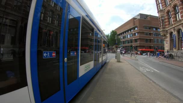Amsterdam Holandia Lipca 2018 Tramwaj Zaczyna Poruszać Się Ulicy Amsterdamie — Wideo stockowe