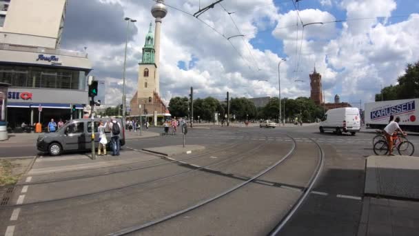 2018年7月11日 在德国柏林 人们正在穿过一条人行横道 红市政厅 Rotes Rathaus 附近有轨电车轨道附近的车流 — 图库视频影像