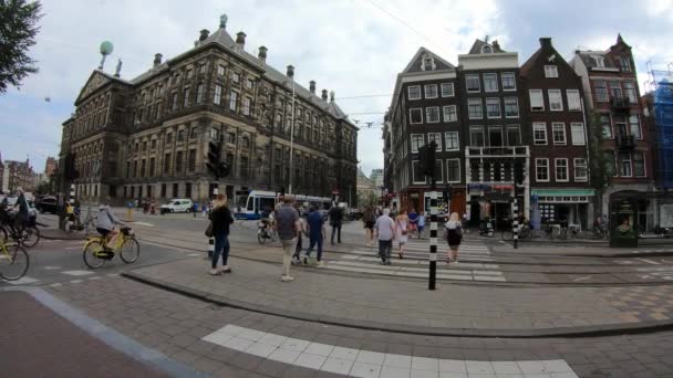Амстердам Нидерланды Июля 2018 Люди Пересекают Пешеходный Переход Городе Амстердам — стоковое видео