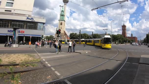 Berlin Niemcy Lipca 2018 Duży Tramwaj Przyjeżdża Przystanek Pobliżu Rotes — Wideo stockowe