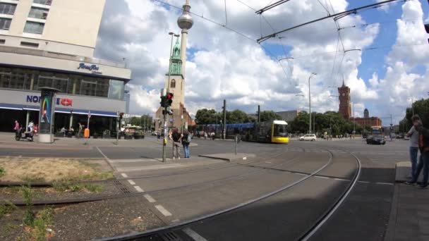 Berlín Německo Července 2018 Tramvaj Projíždí Poblíž Rotes Rathaus Red — Stock video