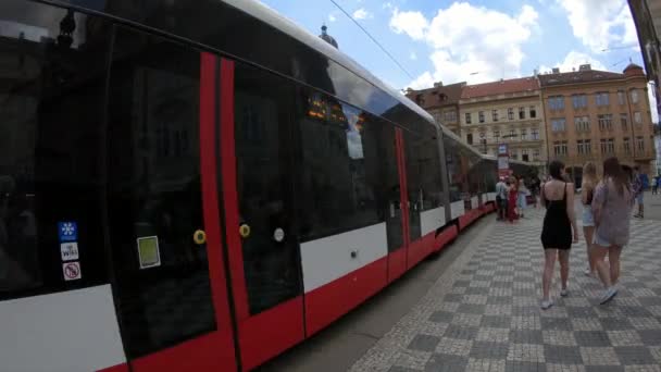 Praga Repubblica Ceca Luglio 2018 Due Tram Attraversano Una Fermata — Video Stock