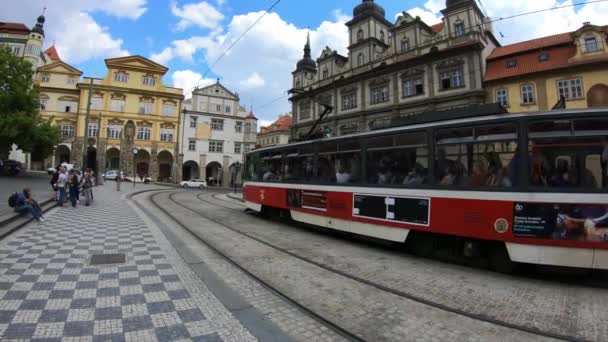 2018年7月13日 4Kチェコ共和国プラハ プラハ旧市街には古いトラムが停車します 観光客がトラムが到着するのを待っています 歴史的建造物 — ストック動画