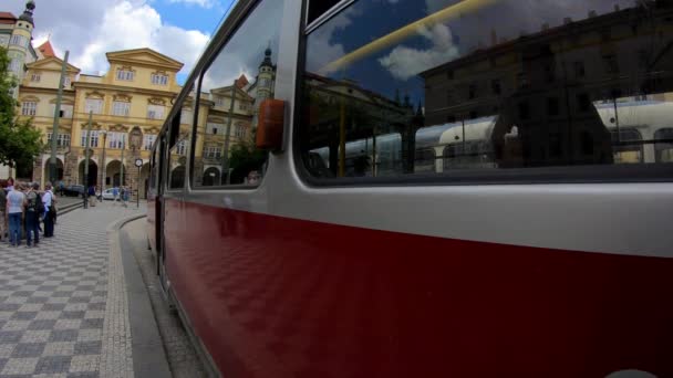 Praha Česká Republika Července 2018 Tramvaj Zastavena Zavírá Dveře Pokračuje — Stock video