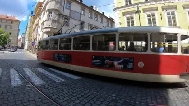 Praha Česká Republika Července 2018 Tramvaj Prochází Ulicí Starém Městě — Stock video