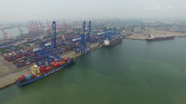 Tianjin, Čína – 4. červenec 2017: letecký pohled na přístav s nákladovými kontejnery, Tianjin, Čína. — Stock video