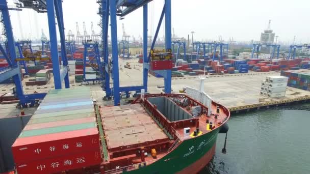 Tianjin, Çin - 4 Temmuz 2017: Kargo konteynerleriyle Limanın Havadan Görünümü,Tianjin,Çin. — Stok video