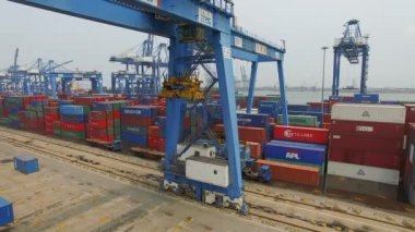 Tianjin, Çin - 4 Temmuz 2017: Kargo konteynerleriyle Limanın Havadan Görünümü,Tianjin,Çin.