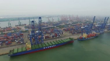 Tianjin, Çin - 4 Temmuz 2017: Kargo konteynerleriyle Limanın Havadan Görünümü,Tianjin,Çin.