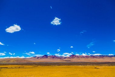 Qinghai Platosu üzerinde dağ manzara, Çin. 