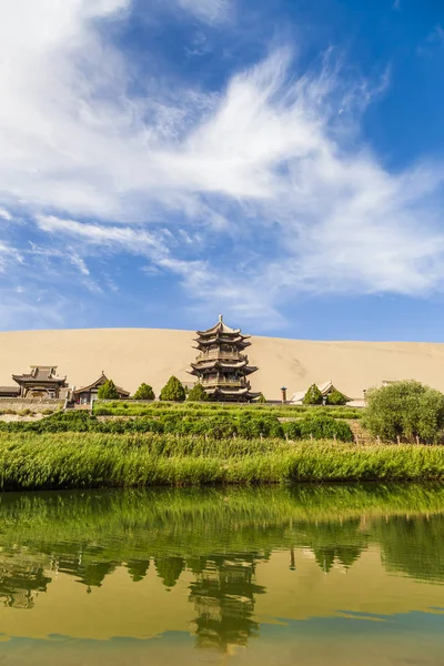 Gansu Dunhuang Crescent Lake i Mingsha Mountain., Chiny. Obrazek Stockowy