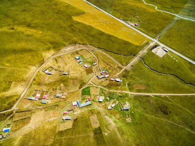 Havadan fotoğraf ganan otlak ve yol, gansu, çin