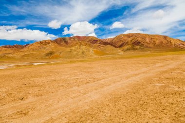 Qinghai Platosu üzerinde dağ manzara, Çin. 
