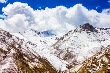 Qinghai Platosu üzerinde dağ manzara, Çin. 