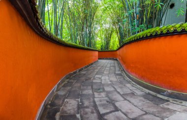 Bambularla çevrili kırmızı duvarlar arasındaki geçit, chengdu, çin.
