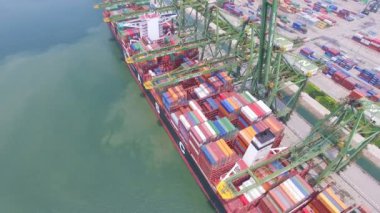 Tianjin, Çin - 4 Temmuz 2017: Kargo konteynerleriyle Limanın Havadan Görünümü,Tianjin,Çin.