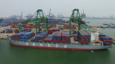 Tianjin, Çin - 4 Temmuz 2017: Kargo konteynerleriyle Limanın Havadan Görünümü,Tianjin,Çin.