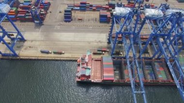 Tianjin, Çin - 4 Temmuz 2017: Kargo konteynerleriyle Limanın Havadan Görünümü,Tianjin,Çin.