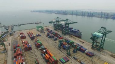 Tianjin, Çin - 4 Temmuz 2017: Kargo konteynerleriyle Limanın Havadan Görünümü,Tianjin,Çin.