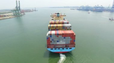  Büyük konteyner gemisinin denizde havadan görünümü
