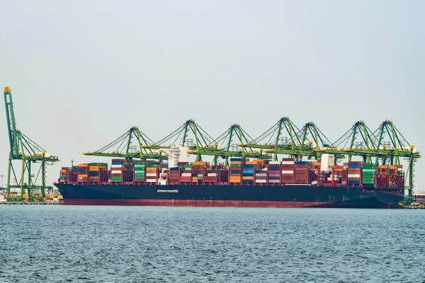 Frachtbetrieb auf einem Containerschiff in China — Stockfoto