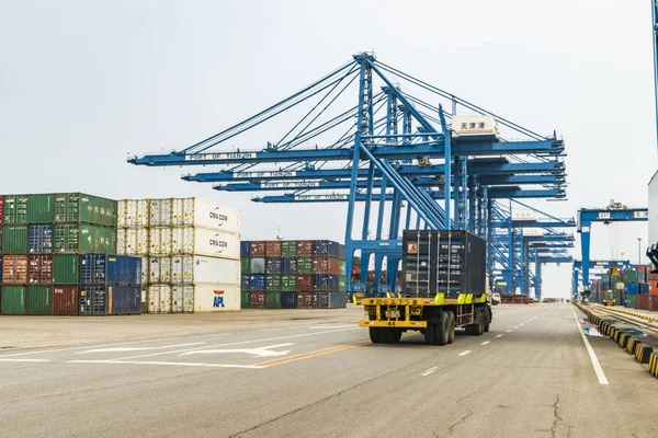 Tianjin, china, 04. Juli 2017-Fracht per Kran in den Hafen verschiffen, tianjin, china. — Stockfoto