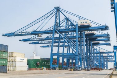 Tianjin,Çin,Jul 04 2017-Nakliye kargo vinç, tianjin, çin tarafından limana.