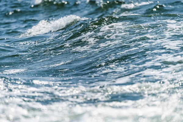 Oceano blu con onde e cielo azzurro Superficie blu dell'acqua — Foto Stock