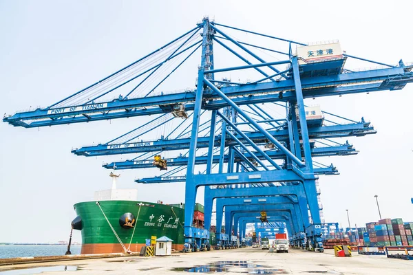 Tianjin, china, 04. Juli 2017-Fracht per Kran in den Hafen verschiffen, tianjin, china. — Stockfoto