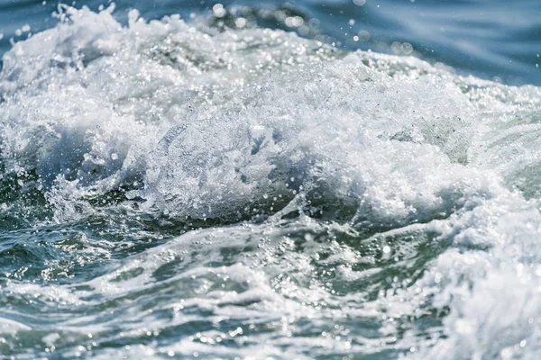 Oceano blu con onde e cielo azzurro Superficie blu dell'acqua — Foto Stock