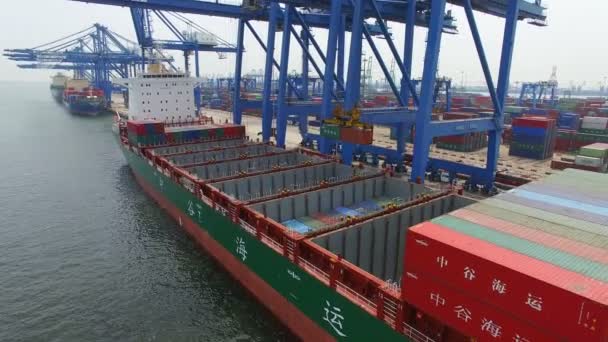 중국 톈진 - 2017년 7월 4일: 화물 컨테이너가 있는 항구의 조감도,톈진, 중국. — 비디오